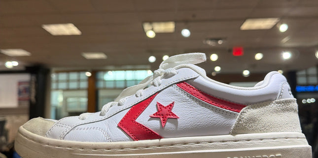Converse Low White/Red Pre Owned No Box
