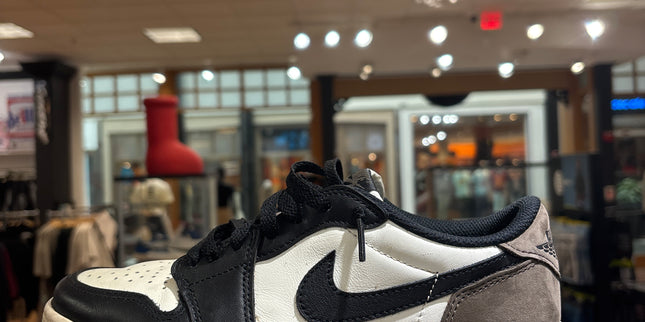 Jordan 1 Low Mocha Pre-Owned