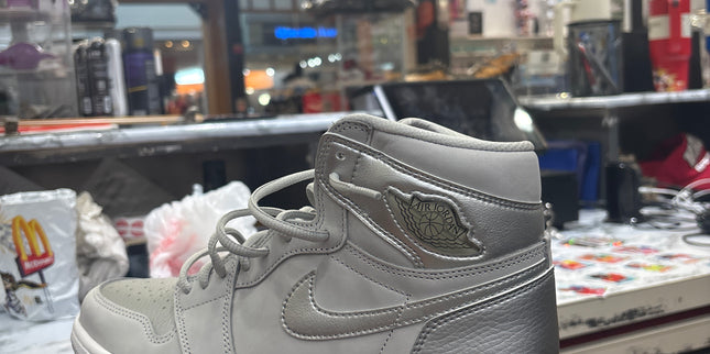 Jordan 1 Retro High
CO.JP Neutral Grey (2020) (pre owned)
