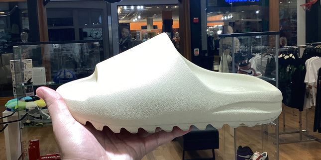 Yeezy Slide Bone Pre-Owned