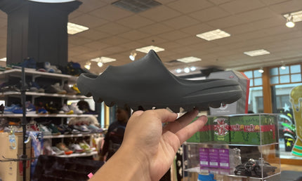 Adidas Yeezy slide (shrunk) pre owned