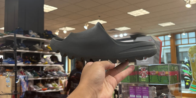 Adidas Yeezy slide (shrunk) pre owned