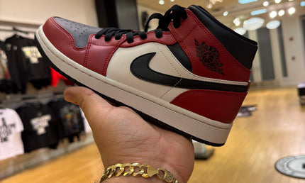 Jordan 1 Mid Chicago Black Pre-Owned