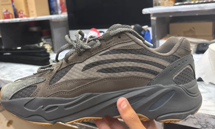 adidas Yeezy Boost 700 V2
Geode (Pre owned)
