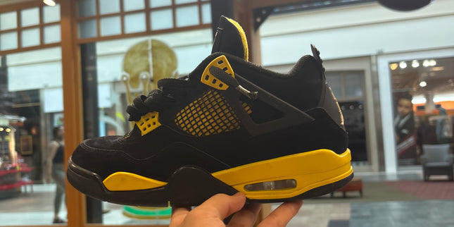 Jordan 4 Retro Thunder (2023) pre owned