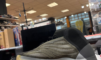 adidas Yeezy QNTM
Barium (Pre owned)
