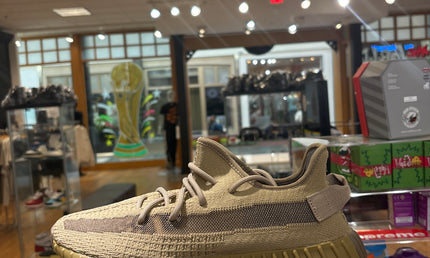 adidas Yeezy Boost 350 V2
Earth pre owned